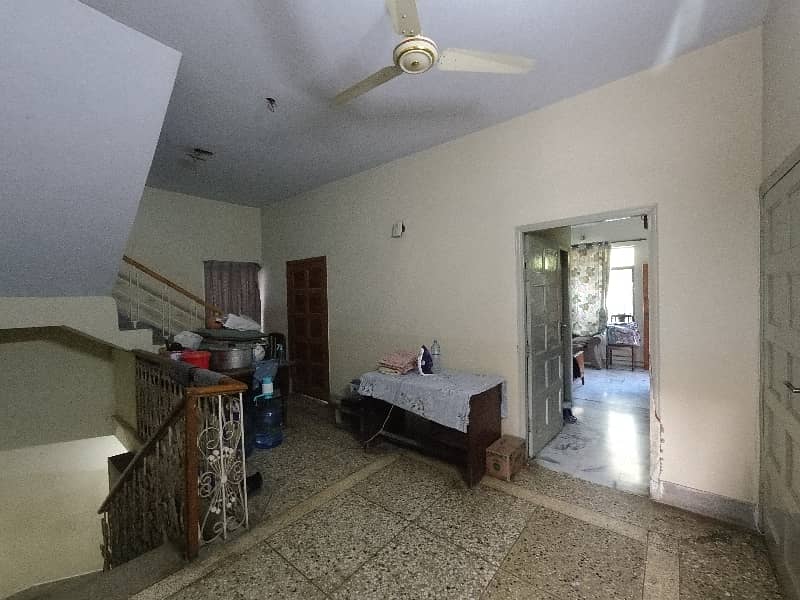 On Excellent Location 400 Square Yards House In Central G-9/1 For sale 17