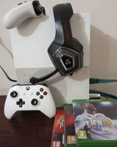 Xbox one s 512gb with 2 controllers GTAV‚RDR2‚FIFA18