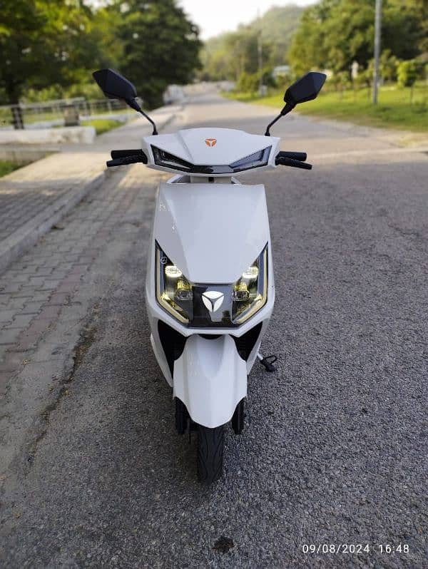 Yadea electric scooty T9 model urgent for sale 1