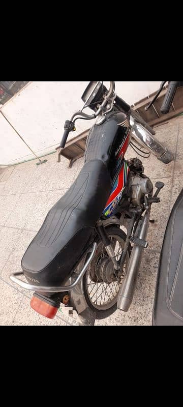 urjunt sale honda70 black color bick 3