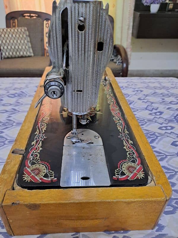 SINGER SEWING MACHINE IN A VERY GOOD CONDITION 10/10 1