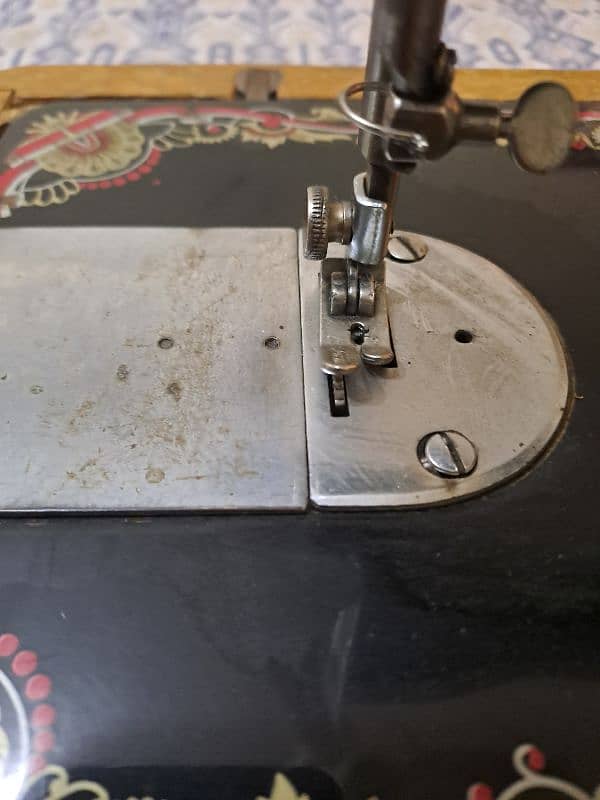 SINGER SEWING MACHINE IN A VERY GOOD CONDITION 10/10 2