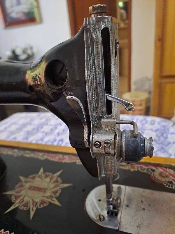 SINGER SEWING MACHINE IN A VERY GOOD CONDITION 10/10 4