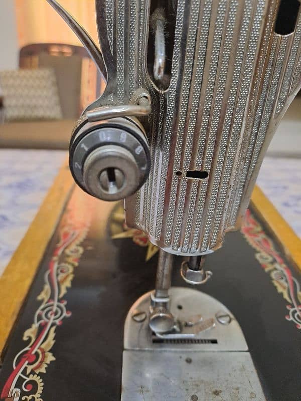 SINGER SEWING MACHINE IN A VERY GOOD CONDITION 10/10 5