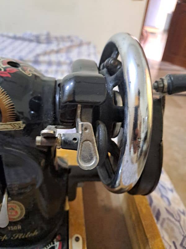 SINGER SEWING MACHINE IN A VERY GOOD CONDITION 10/10 7