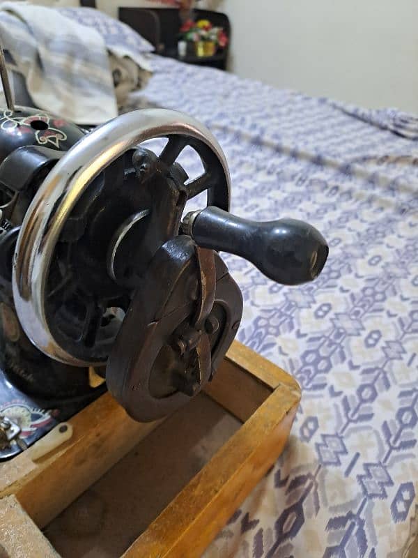 SINGER SEWING MACHINE IN A VERY GOOD CONDITION 10/10 8