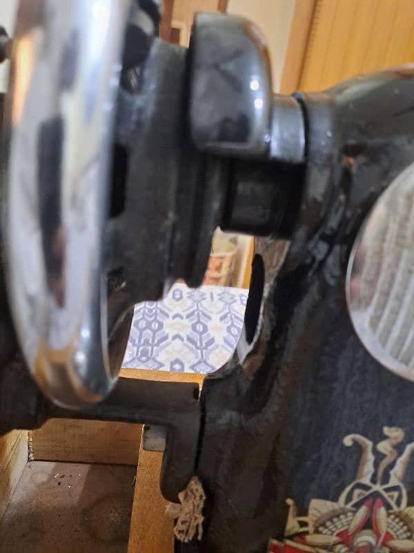 SINGER SEWING MACHINE IN A VERY GOOD CONDITION 10/10 9