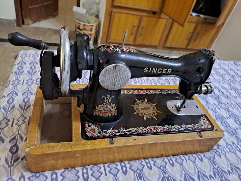 SINGER SEWING MACHINE IN A VERY GOOD CONDITION 10/10 10