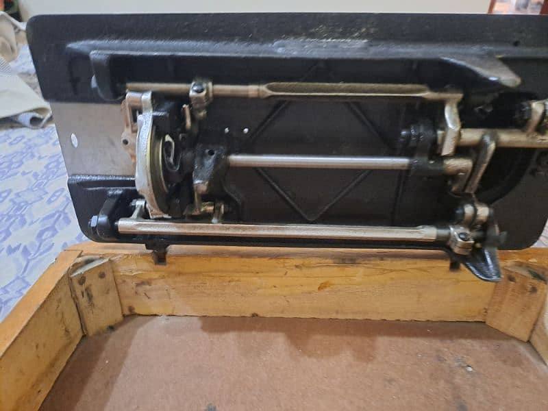 SINGER SEWING MACHINE IN A VERY GOOD CONDITION 10/10 11