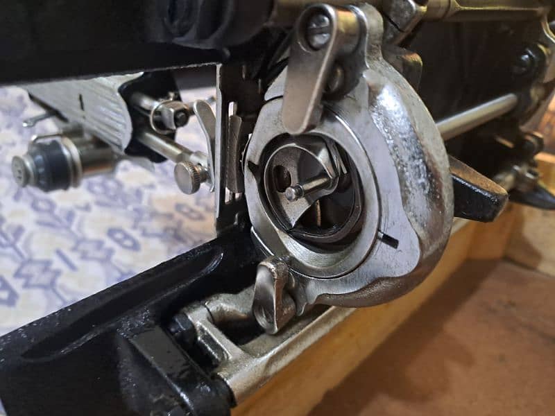 SINGER SEWING MACHINE IN A VERY GOOD CONDITION 10/10 12