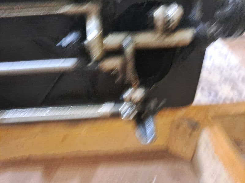 SINGER SEWING MACHINE IN A VERY GOOD CONDITION 10/10 13