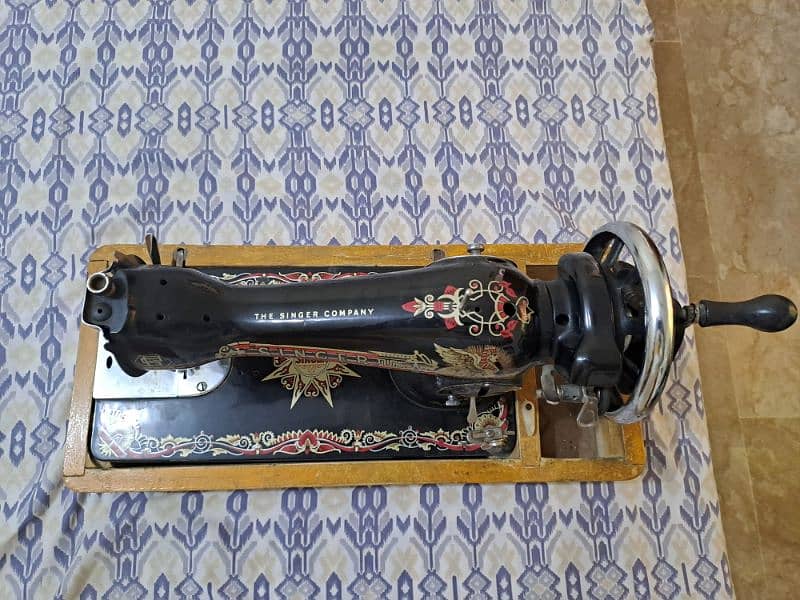 SINGER SEWING MACHINE IN A VERY GOOD CONDITION 10/10 16