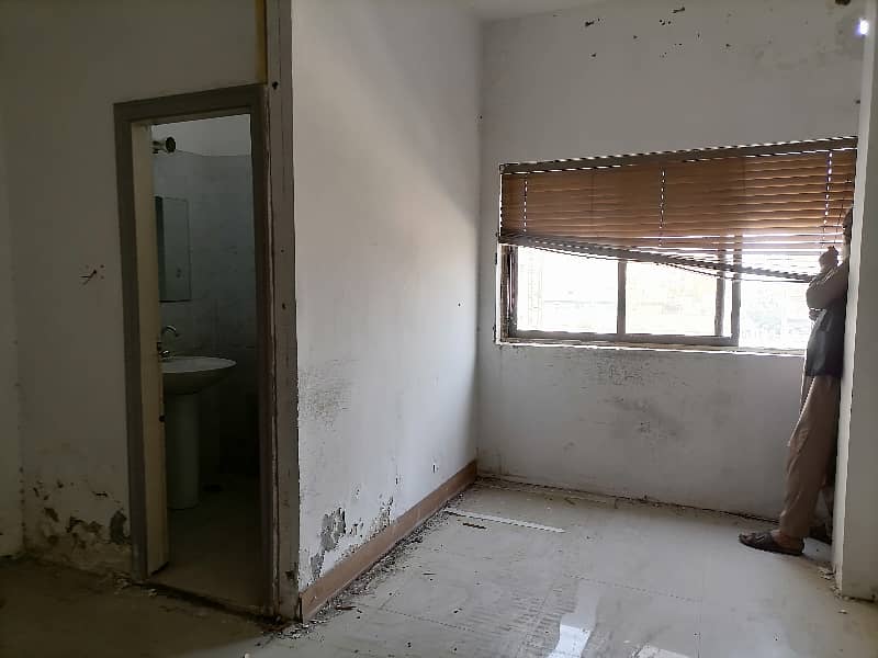 550 Square Feet Office For Grabs In Gulberg 0