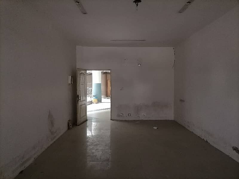 550 Square Feet Office For Grabs In Gulberg 4