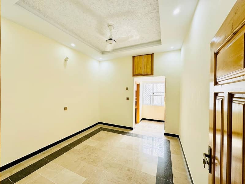 Prime Location House For Grabs In 5 Marla Peshawar 3