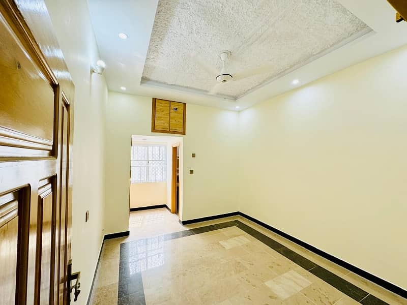 Prime Location House For Grabs In 5 Marla Peshawar 5