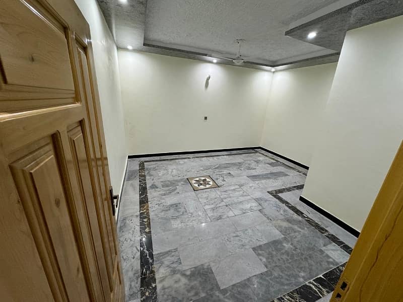 Prime Location House For Grabs In 5 Marla Peshawar 8