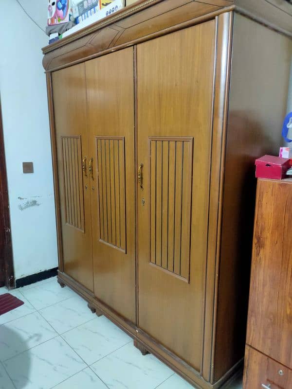 Almari Wardrobe 3 Doors 2