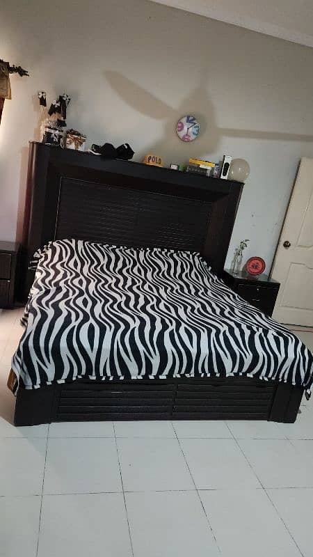 King Size solid wooden bed 0