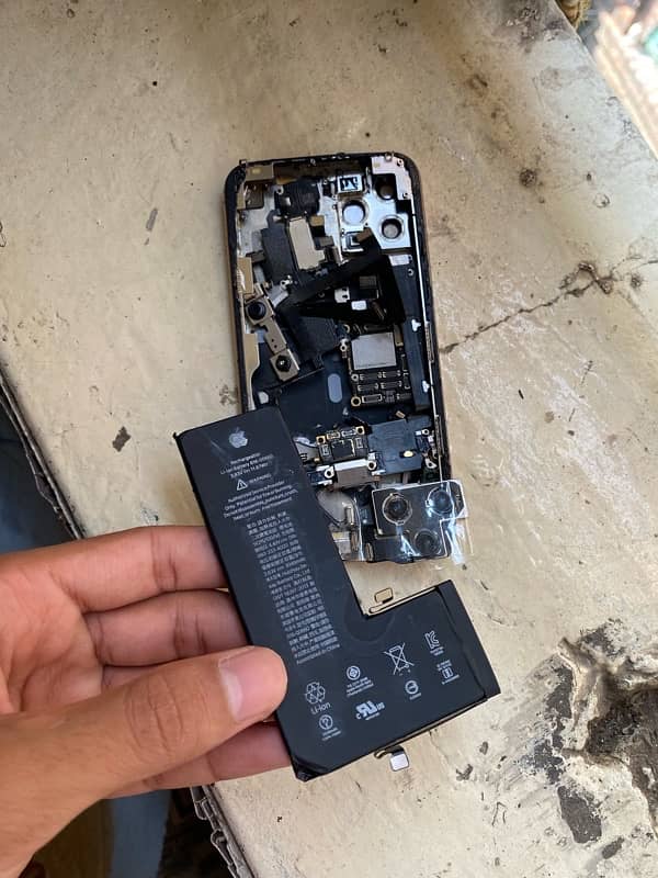 iphone 11 Pro iclouded Battery 03269969969 whatsp and loacl 1