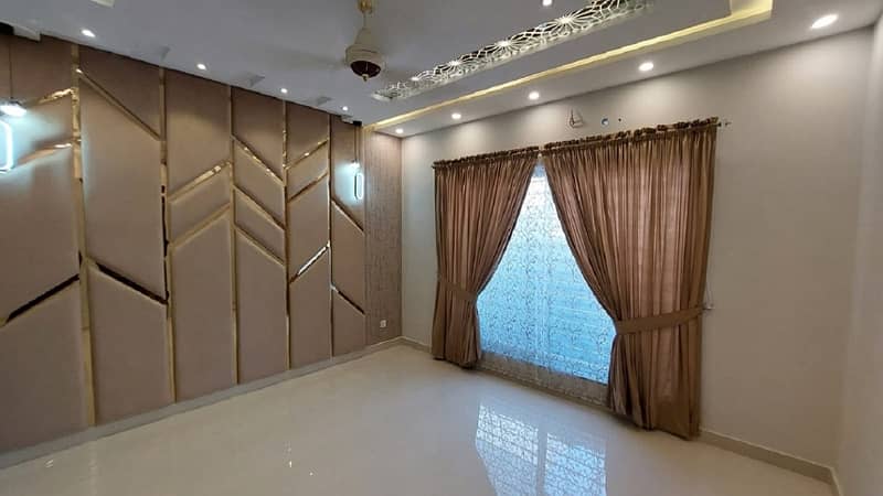 10 Marla House For Rent In Sector C Bahria Town Lahore Near To Commercial Hub , Everything Is Walking Distance, Super Hot Location Deal Done With Owner Meeting 6