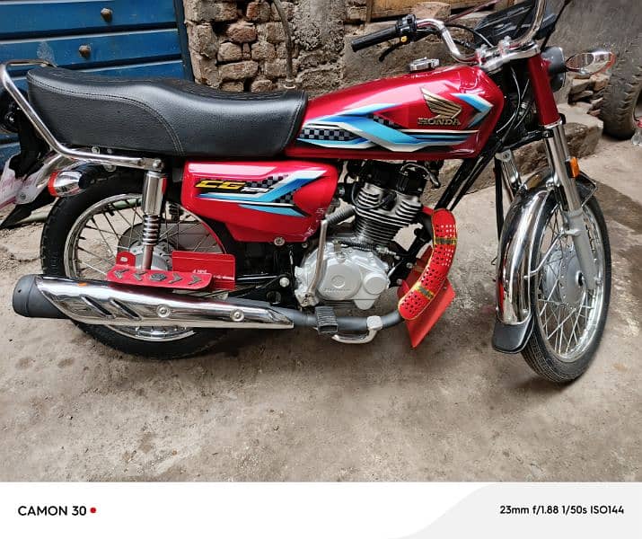 bilkul new bike ha show room condition me ha oppen letter. 03028841920 8