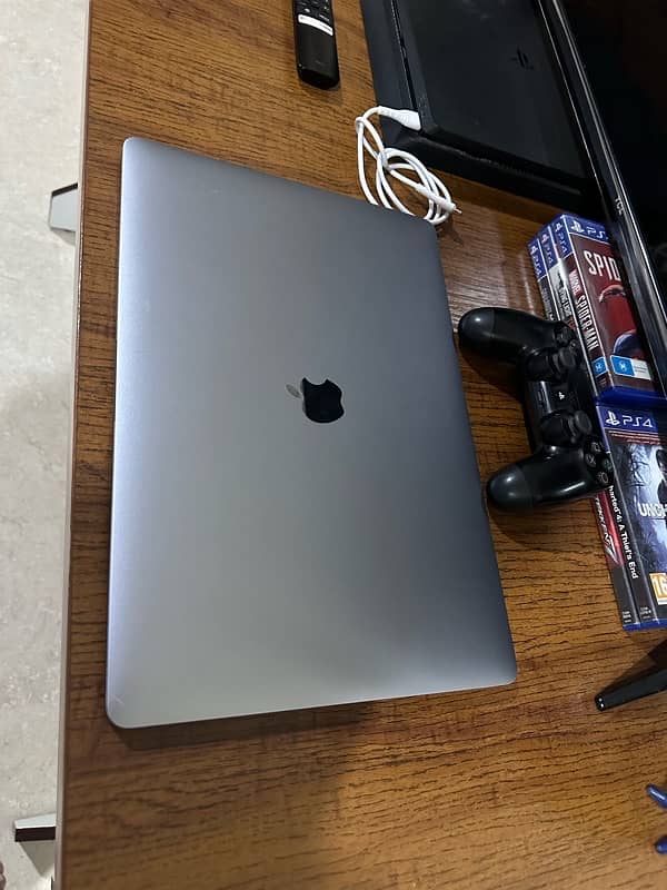 MacBook pro 2019 core i9 32gb ram 4