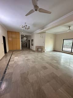 Seprat gate ke sat portion for rent location moiz street 3bed TV lounge darwing room dayning room 3bath kitchen Pani boring seprat bijli gas miter seprat 0