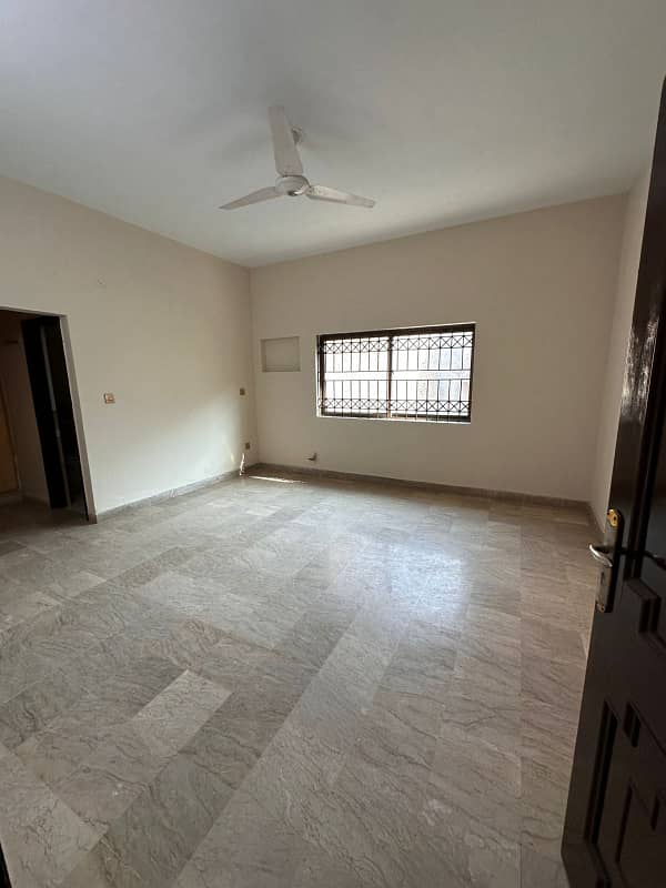 Seprat gate ke sat portion for rent location moiz street 3bed TV lounge darwing room dayning room 3bath kitchen Pani boring seprat bijli gas miter seprat 1