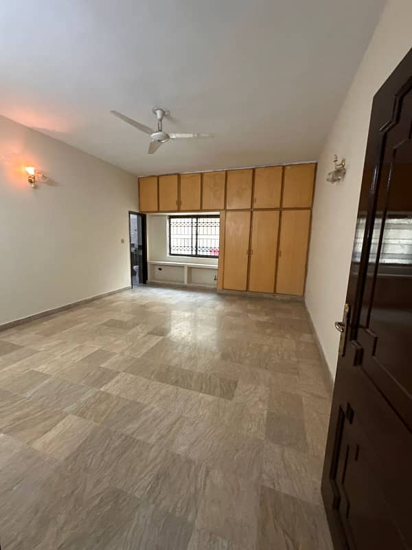 Seprat gate ke sat portion for rent location moiz street 3bed TV lounge darwing room dayning room 3bath kitchen Pani boring seprat bijli gas miter seprat 2