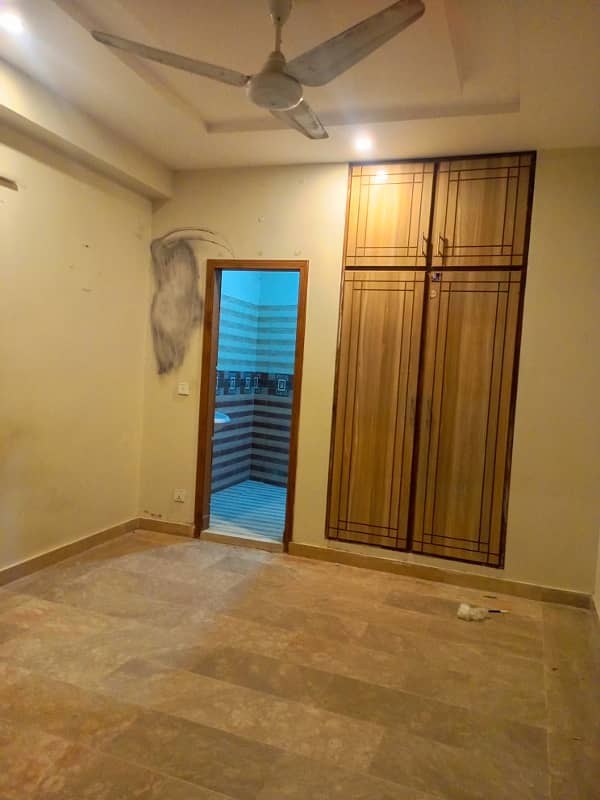 Two bed flat for rent near to kashmir high way and metro station. 7