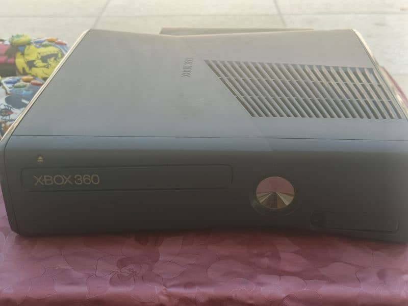 xbox 360 slim USA Model, with 20plus game 2 wireless controler 4 betry 1