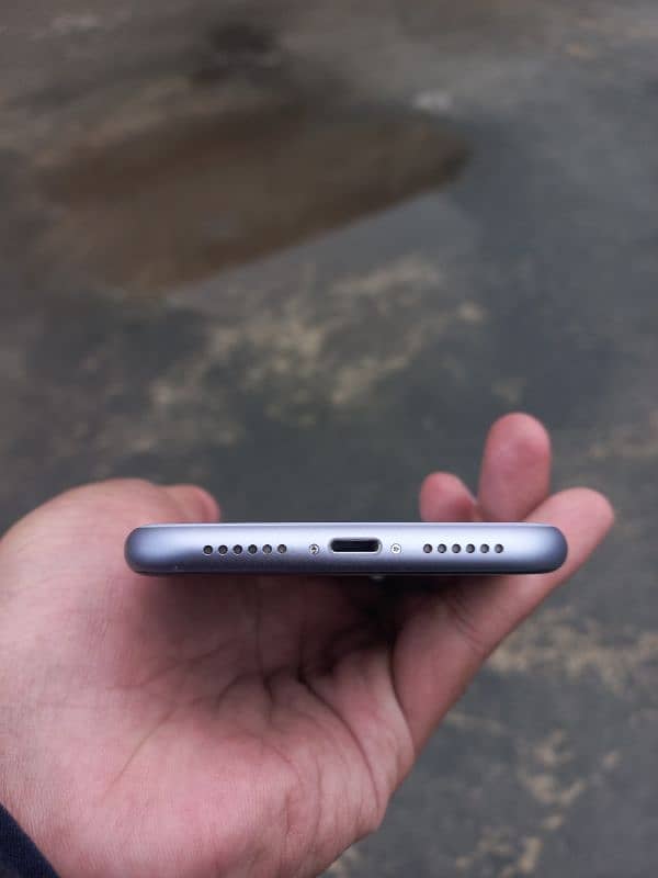 iphone 11 just like brand new condtion 1