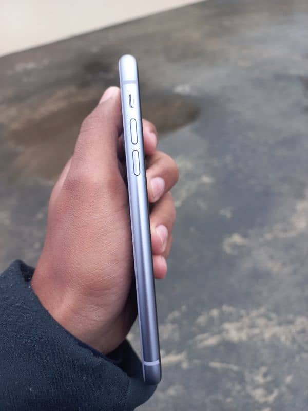 iphone 11 just like brand new condtion 3