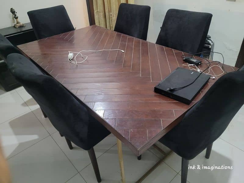 A Dining table or conference table 0