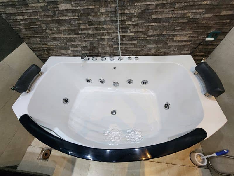 Jacuzzi bath tub. 4