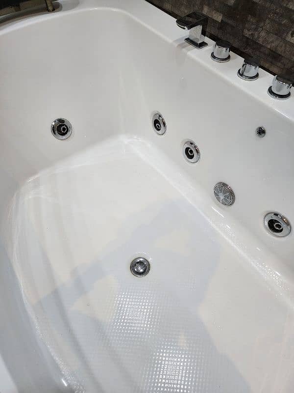 Jacuzzi bath tub. 8