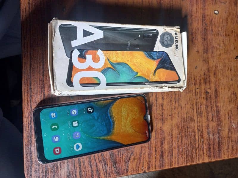 Samsung Galaxy A30 with box 0