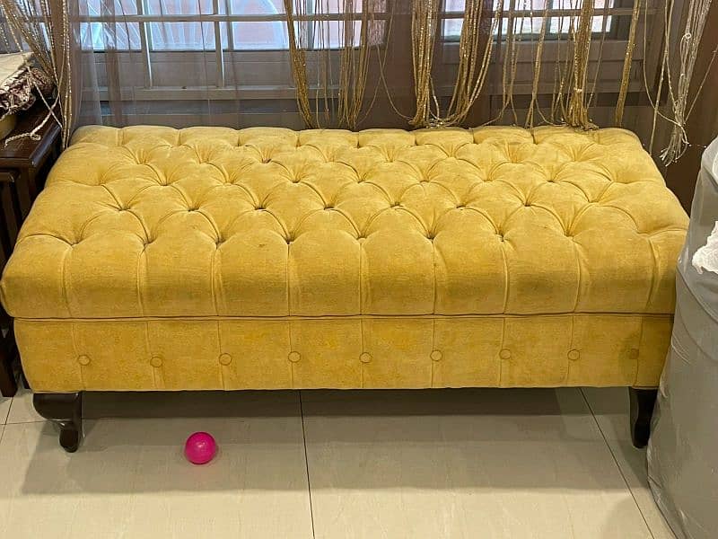 6 seater sofa with white table 0