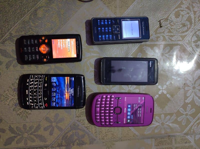 5 mobile 2 sony,2 nokia 1 blackberry 3 main sims chalti ha all ok 0