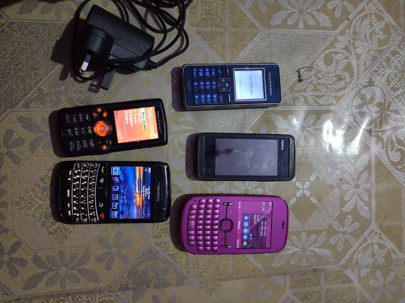 5 mobile 2 sony,2 nokia 1 blackberry 3 main sims chalti ha all ok 7