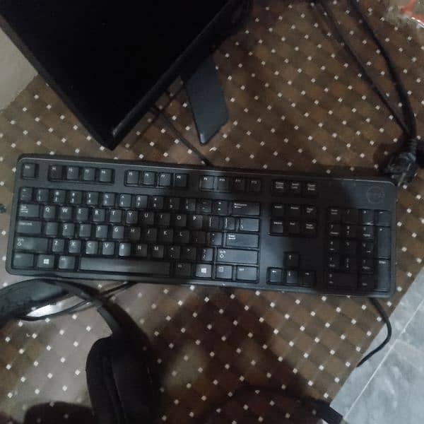 22 inches LCD with headphones gaming mouse keyboard 0