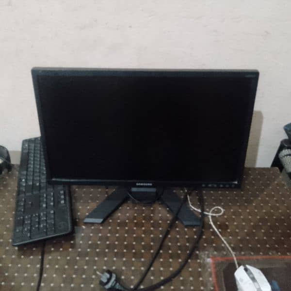 22 inches LCD with headphones gaming mouse keyboard 2