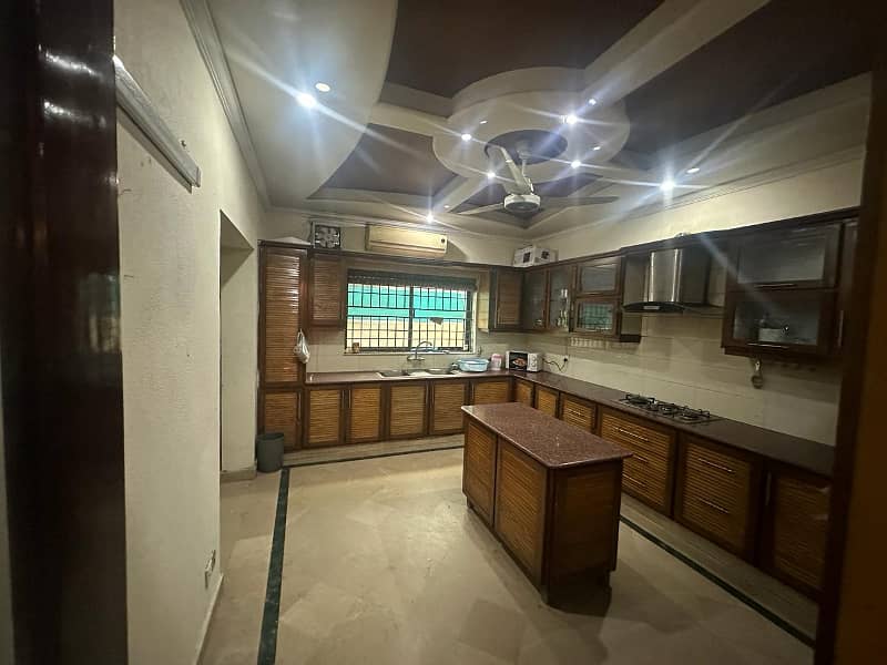 2 KANAL LAVISH FULLY FURNISHED HOUSE FOR RENT. 36