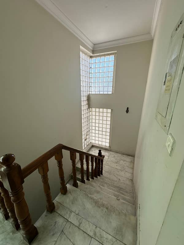 Beautiful Triple Storey Main Road House For Rent 8