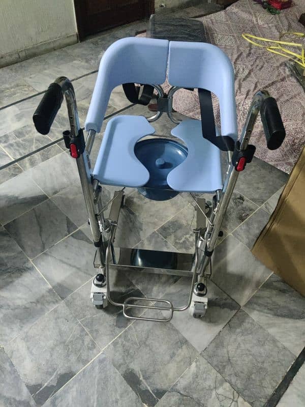 Patient Transfer Hydraulic Wheelchair with comode Condition 10/10. 0