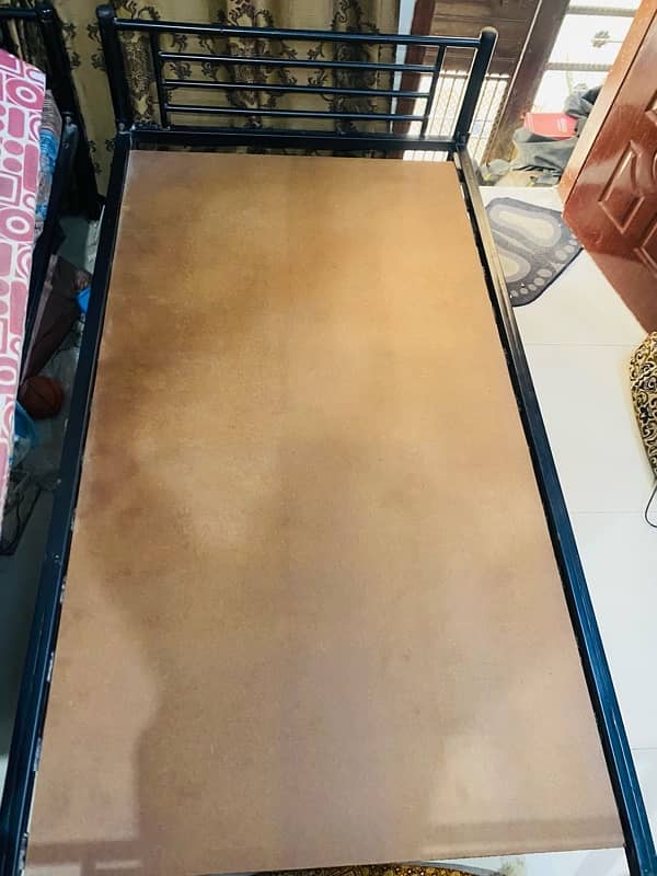 Heavy Rod Iron Bed. . 3