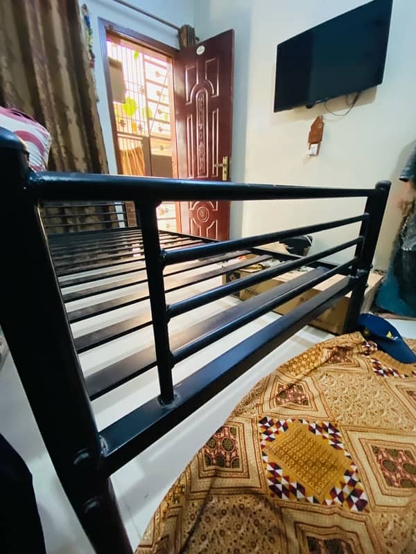 Heavy Rod Iron Bed. . 0