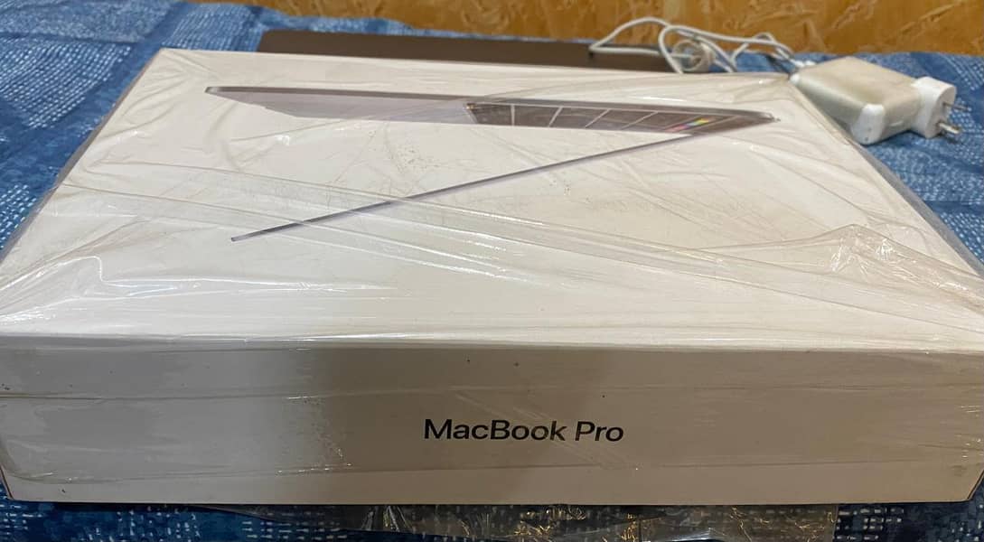 Macbook pro 13 inch 2018, 1st hand used, 8gb ram, 256gb ssd 5