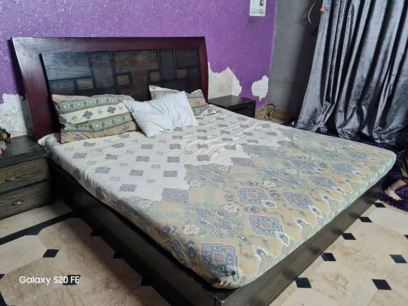 Bed with side tables, good condition without mattress 0